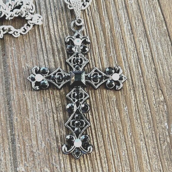 Beautiful Black Crystal Cross Pendant Necklace Silver Curb Chain 15/18” - Picture 3 of 4